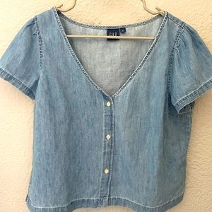 Gap short sleeve button up shirt size M